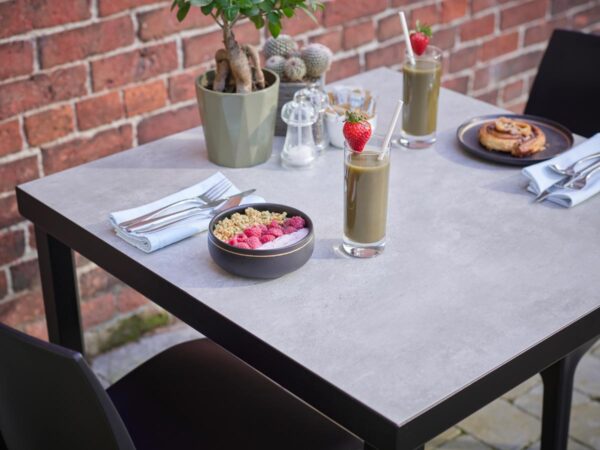 urban concrete table with strata anthracite chairs