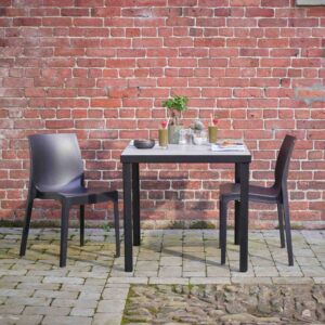urban ceramic table with 2 strata anthracite side chairs