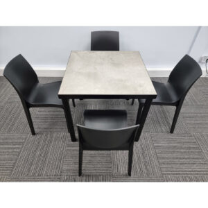 urban concrete table with 4 strata anthracite chairs